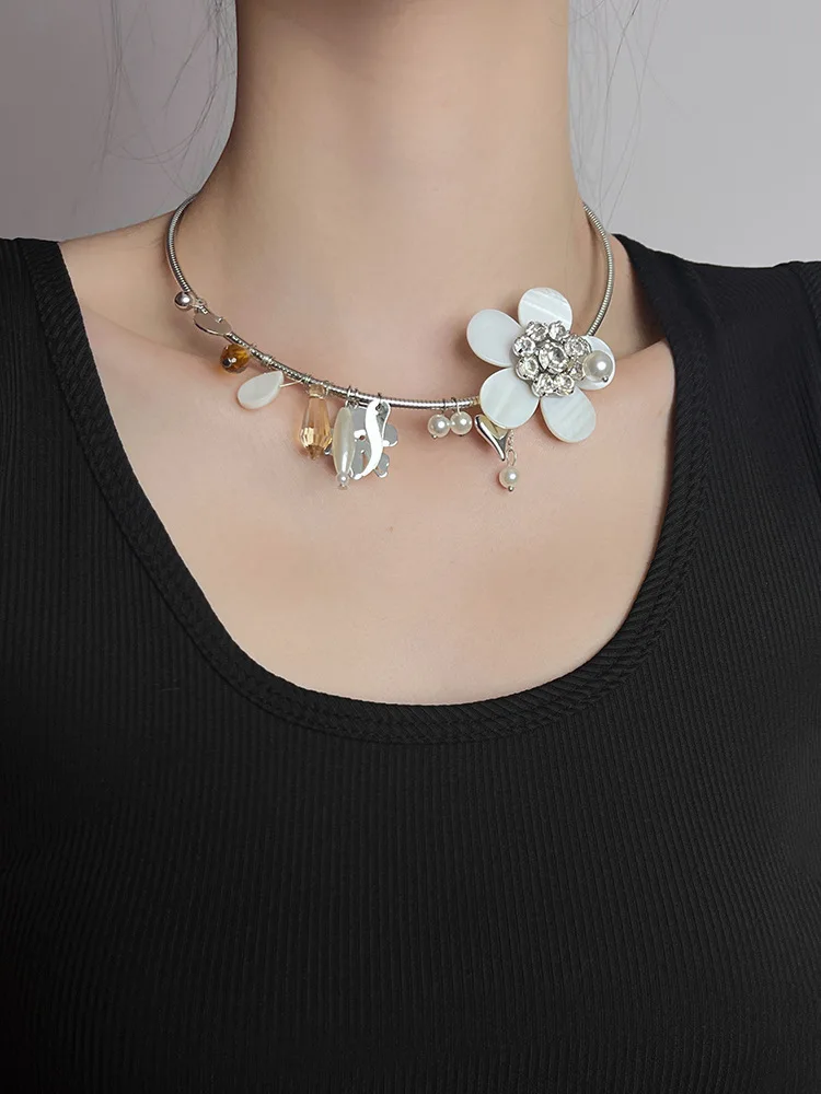 

Light luxury niche multi-element shell flower collar necklace