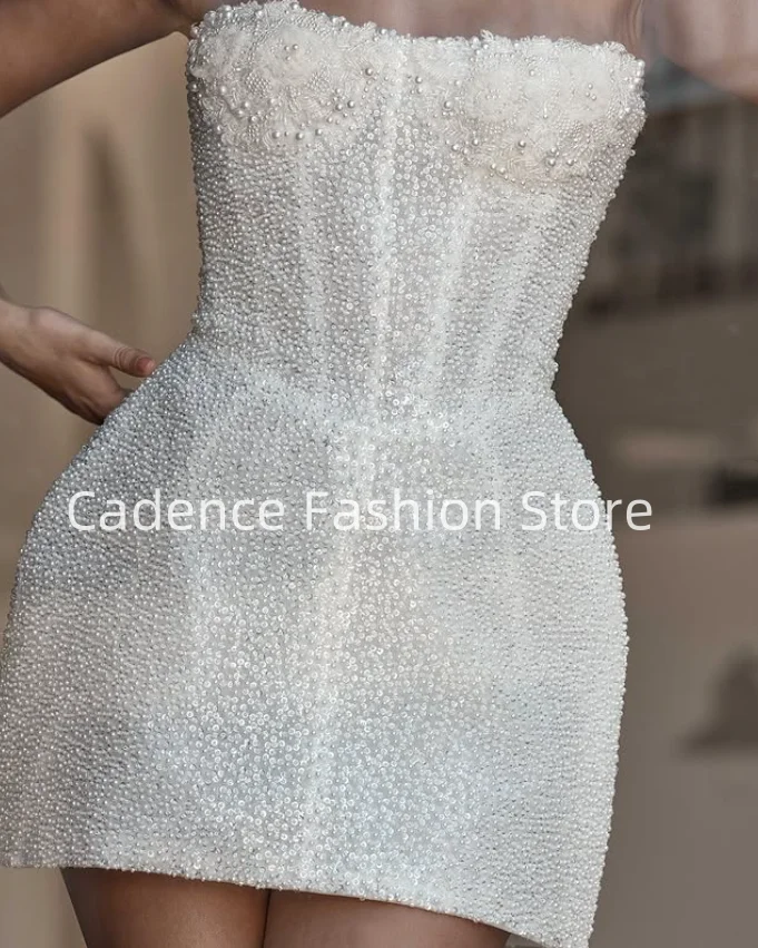 Maßgeschneiderte 2025, wunderschöne, sexy, trägerlose, kurze Brautkleider für Damen, glänzende Pailletten, Perlen, rückenfreie Brautkleider