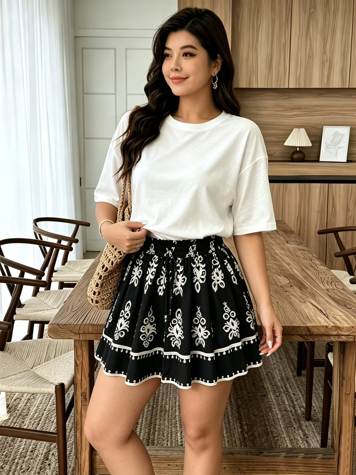 Elegantes Damen-Set: einfarbiges T-Shirt mit Rundhalsausschnitt und kurzer Rock mit elastischem Bund, lässiges, modisches Outfit mit geometrischem Muster. – Detail 5