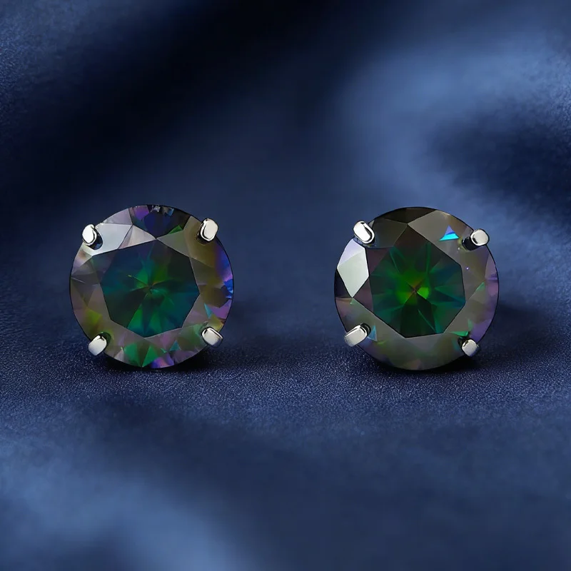 

1 пара изысканных роскошных серег-гвоздиков с синтетическим муассанитом круглой огранки 0,5/2,0 карата, с четырьмя крапанами.