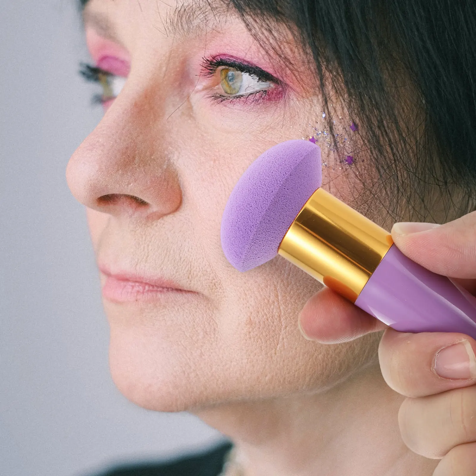 4 spugnette per trucco di alta qualità, morbide al tatto, per fondotinta viso, uso quotidiano e professionale, design con manico lungo, facili da usare