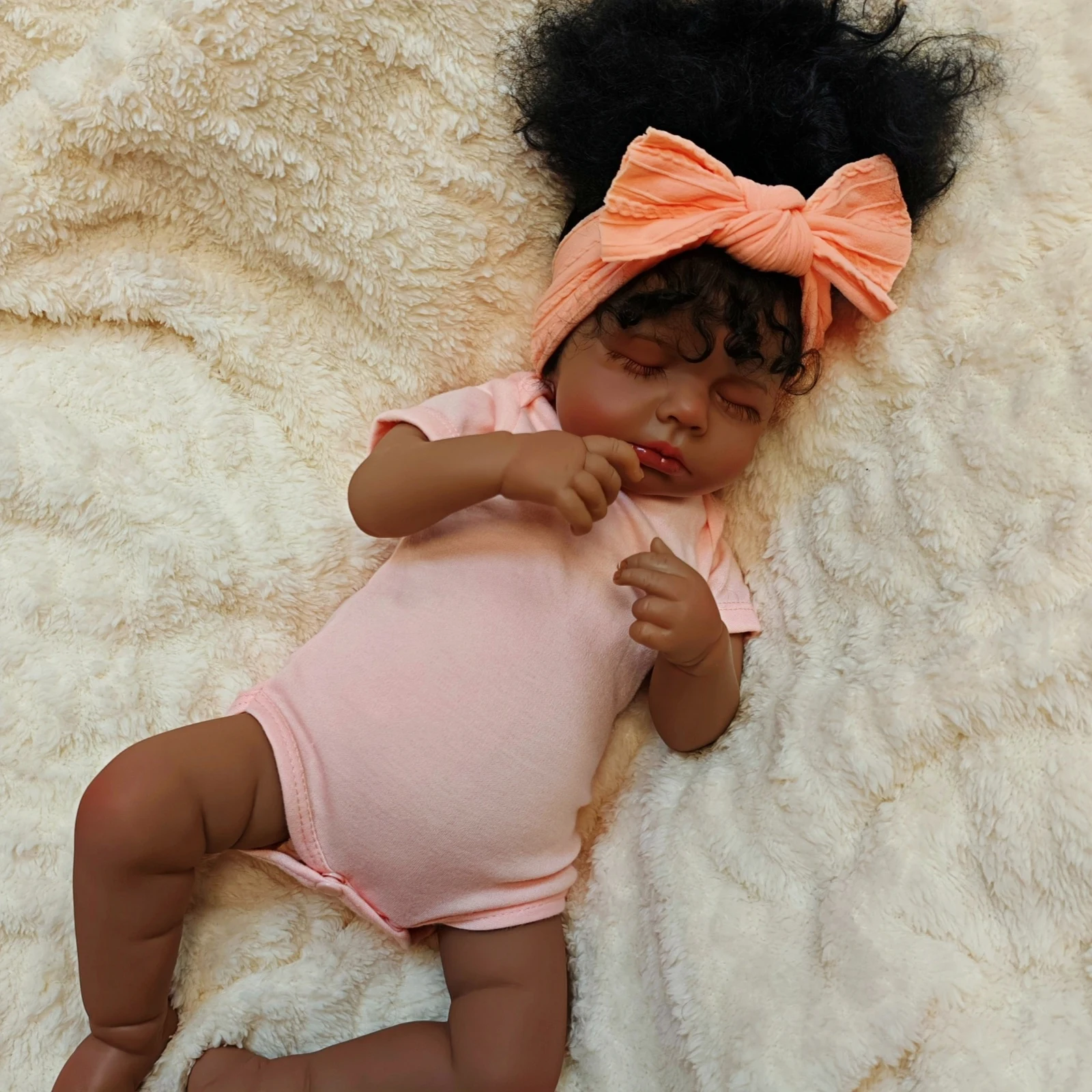 Risbecko Muñeca Reborn Negra Realista de 20 Pulgadas - Muñeca Corporal de Tela Suave Afroamericana - Regalo de Cumpleaños/Regalo de Navidad