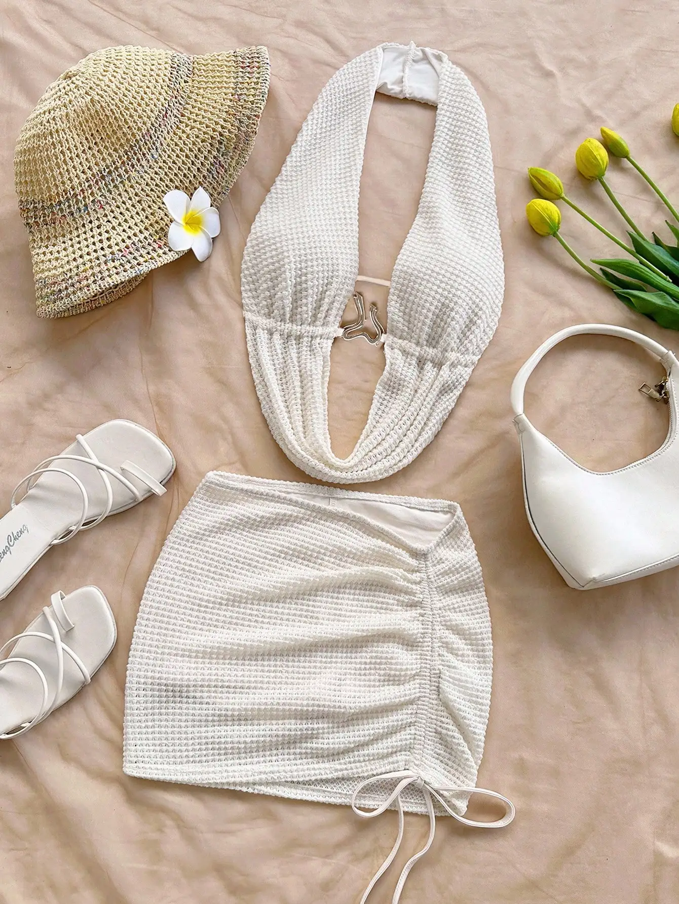 

Женский белый комплект из двух предметов: топ с V-образным вырезом и юбка с драпировкой для летнего пляжного или повседневного образа