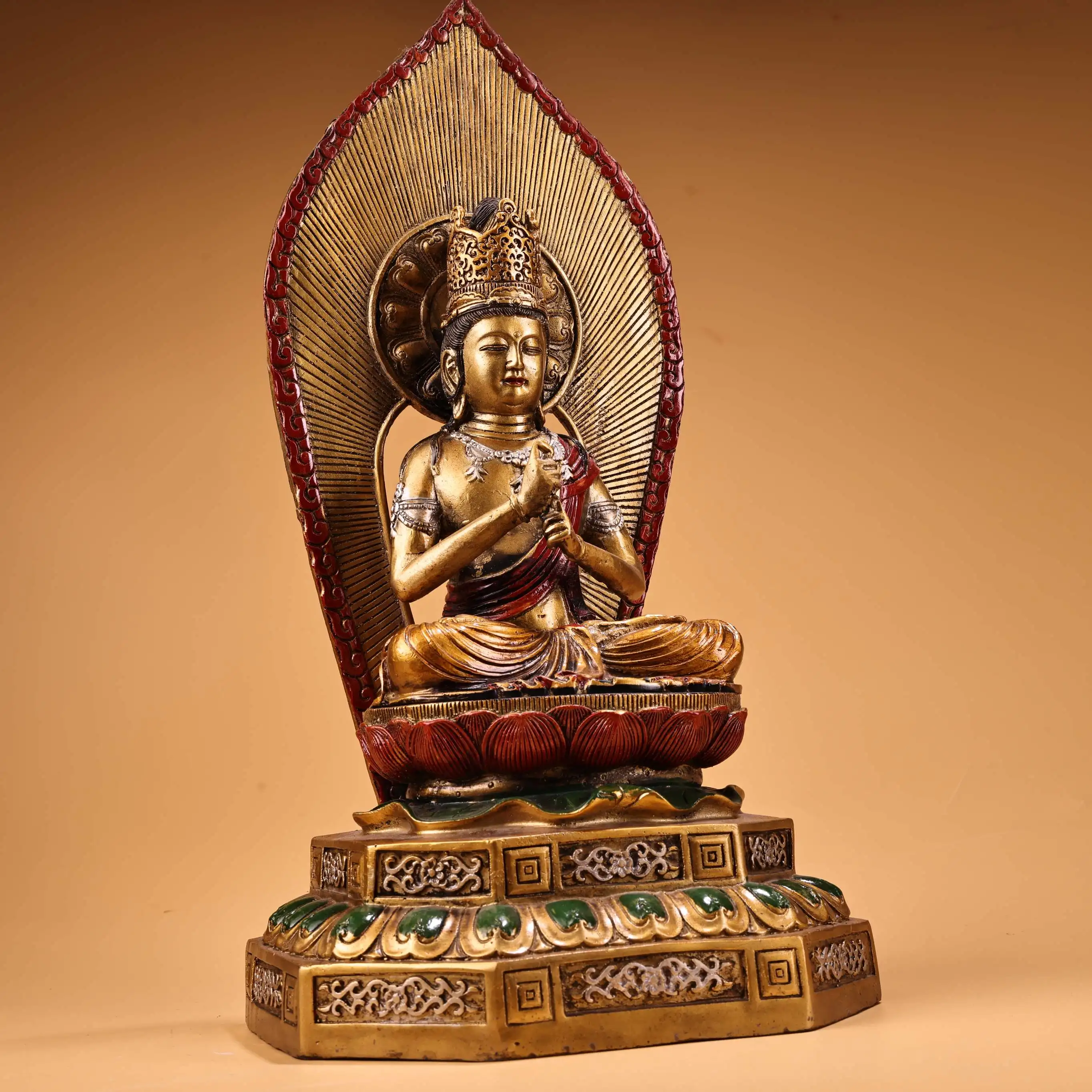 المعابد النيبالية القديمة المطلية بالبرونز عالية الإغاثة بوديساتفا Akashagarbha يجلس بوذا الخلفية بوذا منصة قاعة العبادة