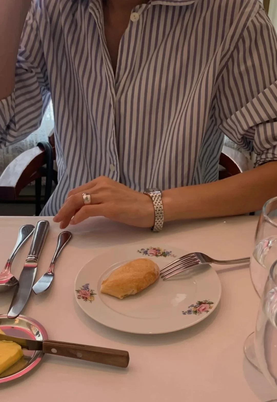 ゆったりとしたロングスリーブストライプ柄のゆったりとしたスリーブの春夏用レディースコットンカジュアルシャツ、襟ボタン留め、レギュラーフィット