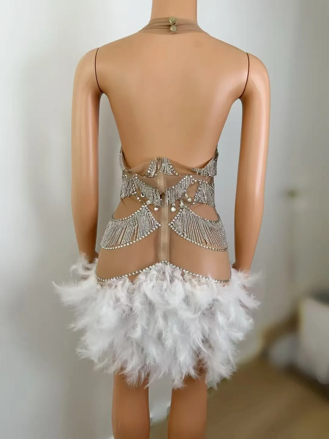 엠보싱 넥 걸이 꽉 끼는 섹시한 컷 메쉬 백리스 체인 깃털 짧은 스커트 PartyNightclub 바 공연 의상 A714