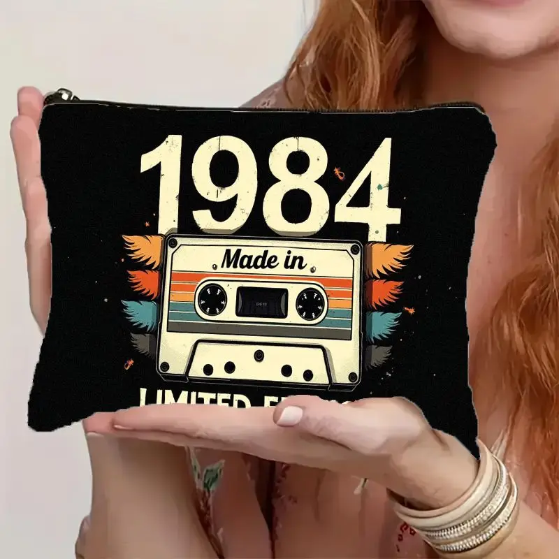 Lightweight and portable makeup bag，Adopting a retro style“1984Limited edition”Cassette tape print，Features a secure zipper clos