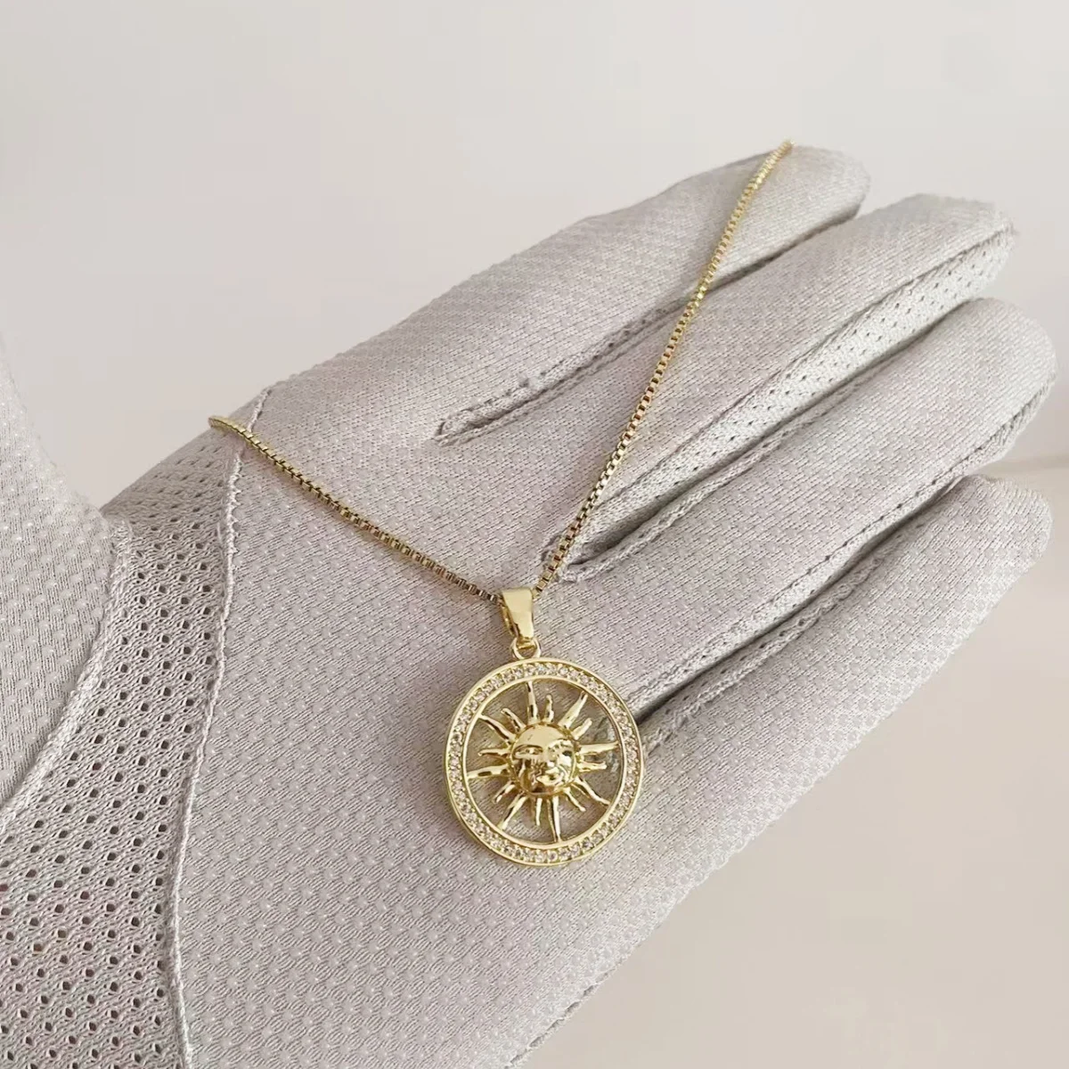 

MITTO FASHION JEWELRIES AND HIGH-END ACCESSORIES STAINLESS BOX CHAIN WITH TINY ZIRCON PAVED SUN PENDANT NECKLACE FOR WOMEN