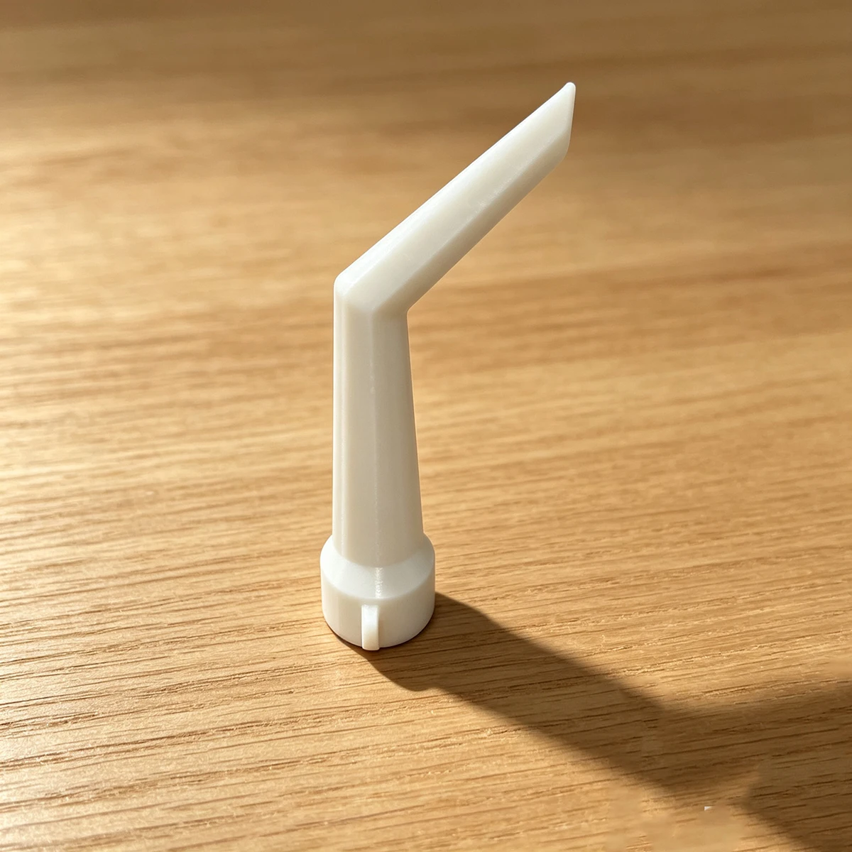 New Type of Angled Silicone Caulking Nozzle, Multi-Angle Adjustable, Prevents Clogging, Smooth Glue Application, Reusable Caulking Gun Replacement Nozzle Tool for Home Decoration and Glass Sealant