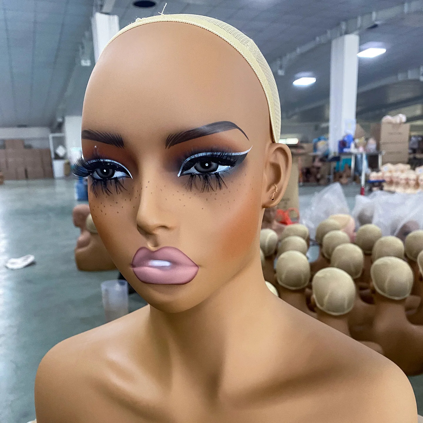 testa-di-manichino-femminile-in-pvc-nero-con-ciglia-e-fori-per-le-orecchie-testa-realistica-a-mezzo-busto-per-esposizione-e-styling-di-parrucche