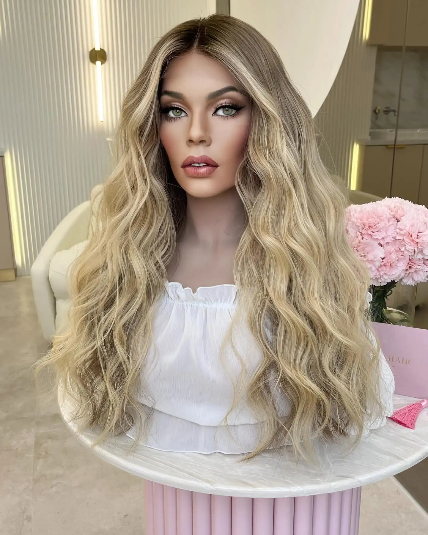 Wig Frontal Renda Akar Gelap dengan Sorotan Pirang Wig Gelombang Air Bagian Tengah Wig Garis Pirang Wig Lembut Alami Kualitas Tinggi