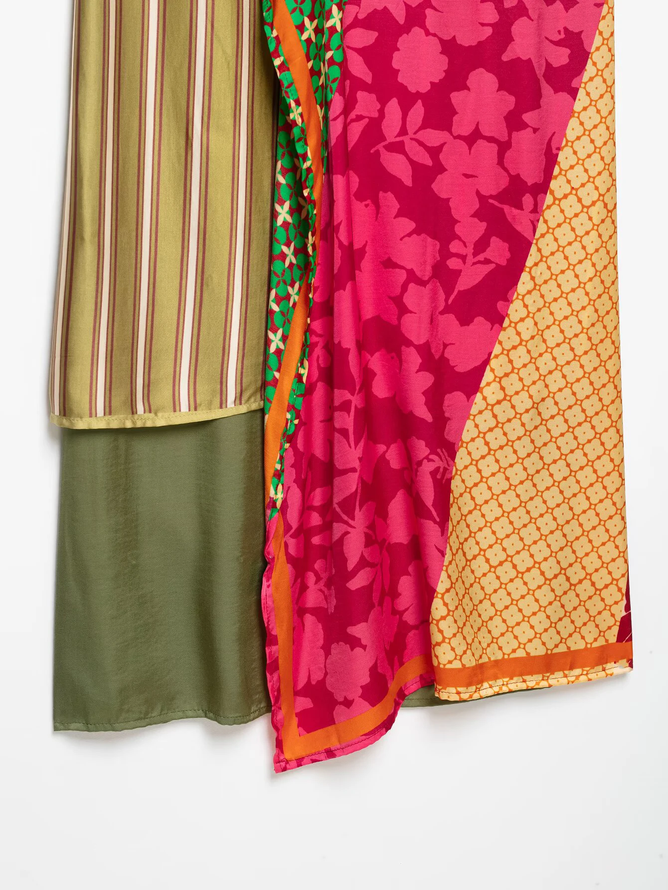 Sommerliches Damen-Set mit tiefem V-Ausschnitt, sieben Viertelärmeln, geblümtem und gestreiftem Print, Jacke und Wickelrock mit mittelhohem Bund. – Detail 11