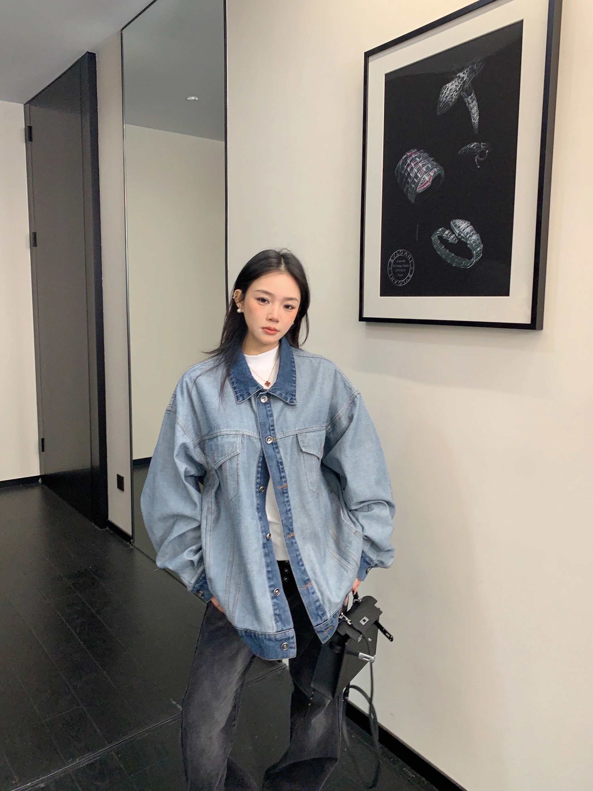 

Retro Style Worn-In Denim Jacket Women's Loose Fit Collared Short Coat Vintage Look Splice Color Contrast Pockets Cotton Spring
