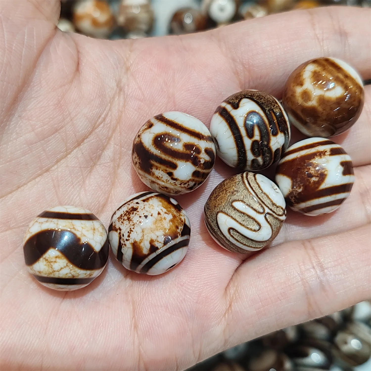 

20pcs/lot natural agate dzi Brownish-white Weathering lines Retro style Multiple patterns 16mm diy Bracelet Ethnic style jewelry