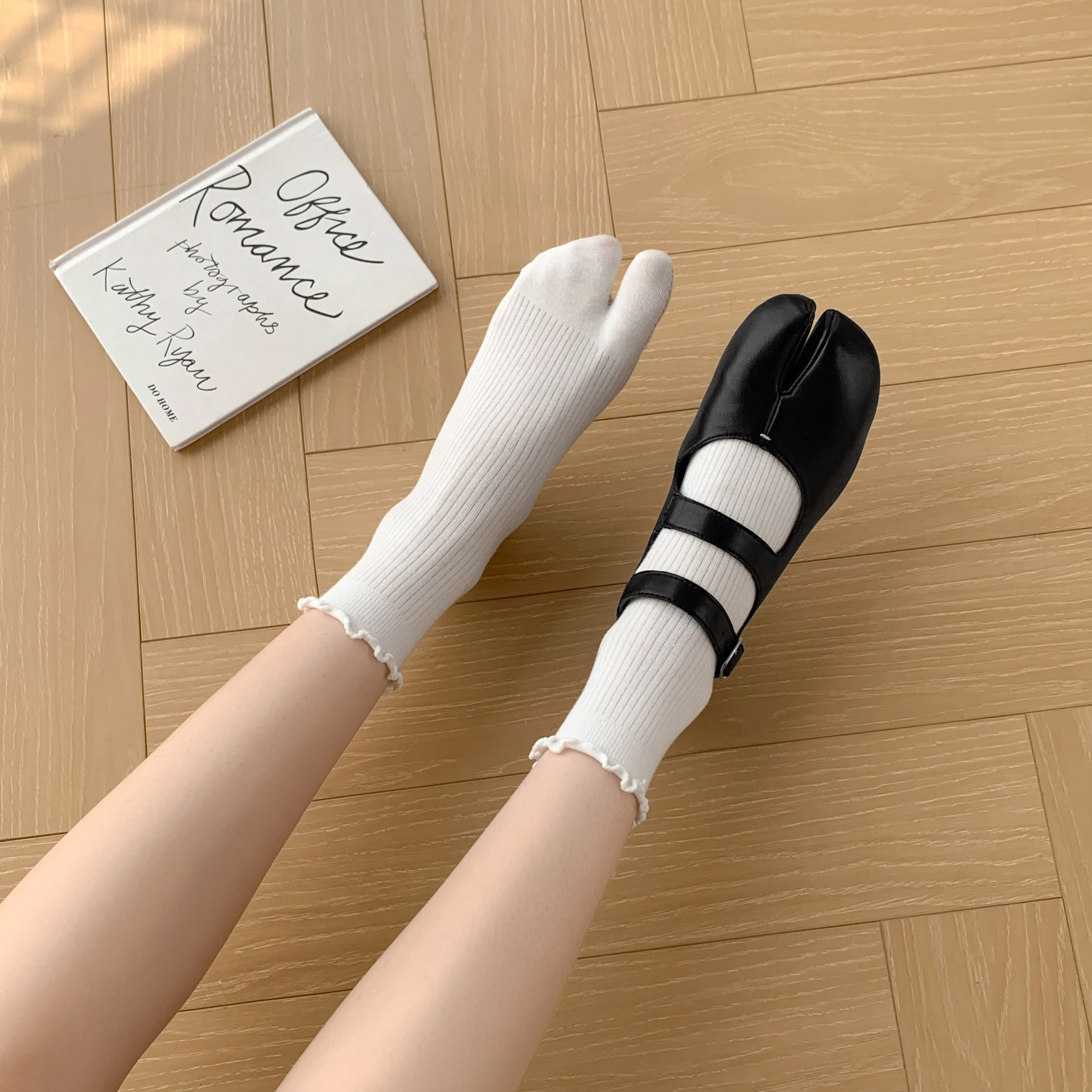 Japanische Baumwoll-Zehensocken mit Rüschenrand für Damen, Einfarbige Zwei-Zehen-Socken, Harajuku Hochelastische Unisex Tabi-Socken – Detail 13