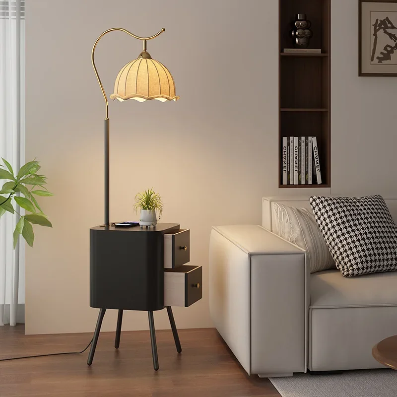 مصباح أرضي، غرفة معيشة، طاولة قهوة بجوار الأريكة، مصباح رأسي، غرفة نوم من الخشب الصلب