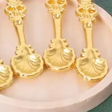 1 ชุด Miniature จําลองตุ๊กตาถ้วยกาแฟพร้อมจานรองช้อนบนโต๊ะอาหารสําหรับตุ๊กตาอุปกรณ์เสริมของเล่น