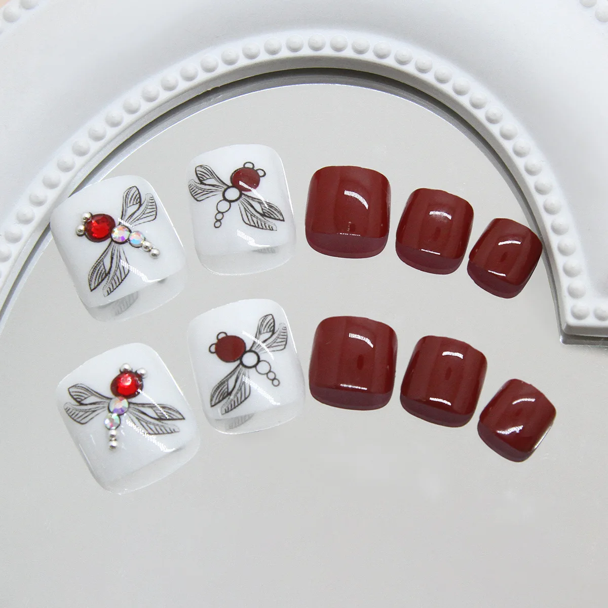 24枚入り シンプルなラインストーンとトンボデザインの付け爪 レッド/ホワイト シュートタイプ つけ爪 ショートサイズ パッチタイプ