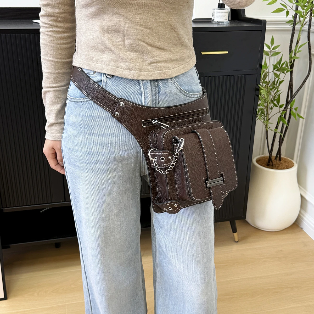 حقيبة خصر متعددة الاستخدامات للجنسين |   بولي يوريثان بلون سادة ممتاز، جيوب متعددة، سعة كبيرة وحزام قابل للتعديل للاستخدام اليومي