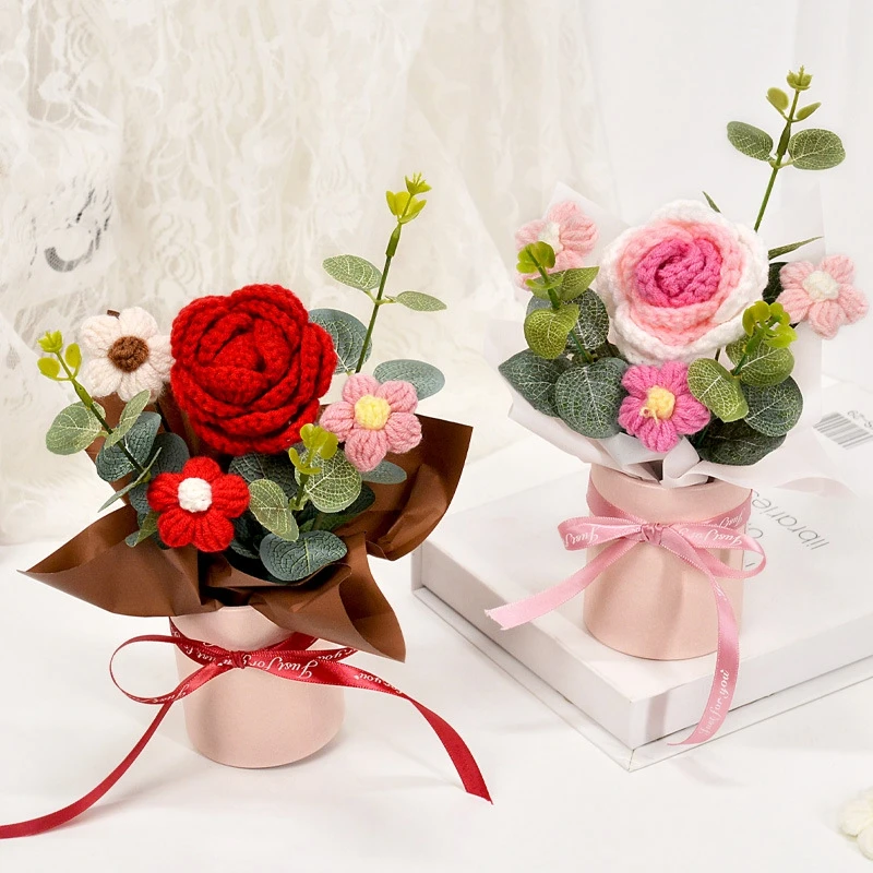 Gestrickter Blumenstrauß, gehäkelte Rosenblüten, umarmender Eimer, Neujahrsgeschenke, Wohnzimmer, Schreibtisch, Dekoration, Valentinstagsgeschenk