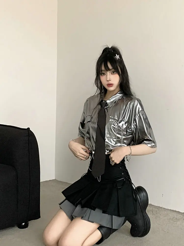 Ensemble chemise argentée à manches courtes + jupe plissée taille haute, tenue deux pièces tendance pour femmes, Y2K métallique Chic, cordon doux et Sexy