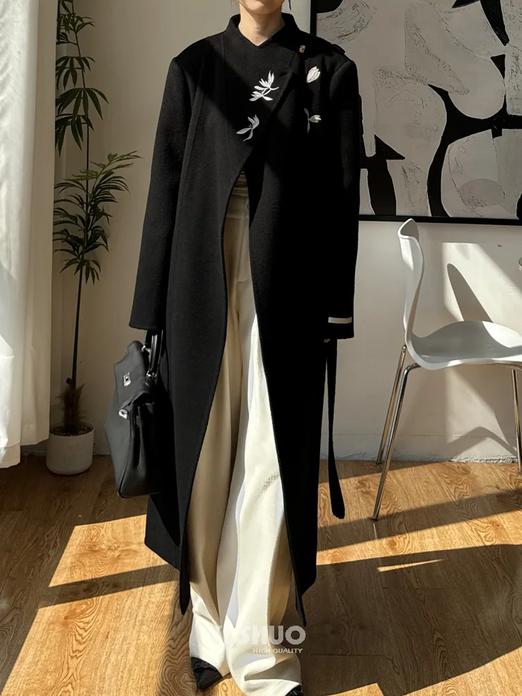 خريف شتاء جديد الراقية النمط الصيني الجديد الرياح التطريز الأسود مزدوجة الوجهين معطف الصوف المرأة طويلة الفراء سترة المرأة معطف فضفاض