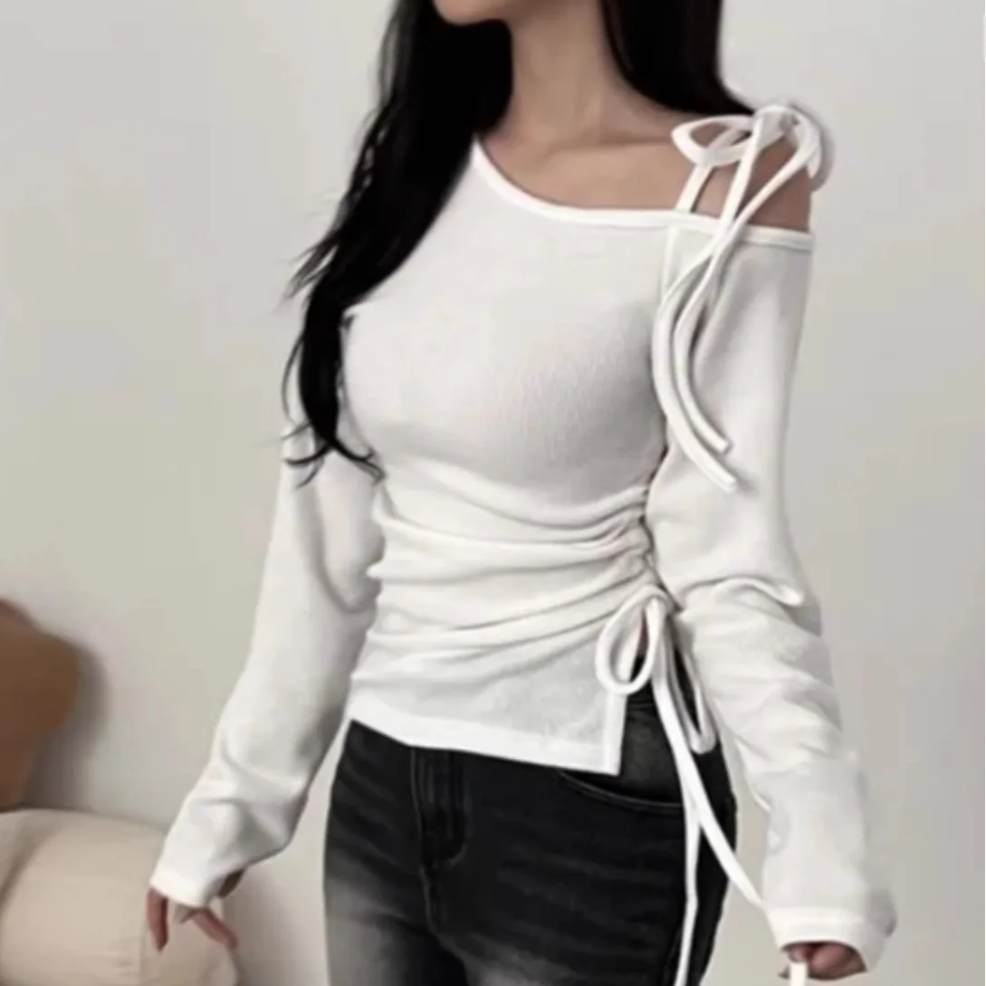 เสื้อยืดทรงเข้ารูปโชว์สัดส่วนสไตล์เกาหลี แขนยาว ไหล่เฉียง ผ่าข้าง ดีไซน์เรียบหรู