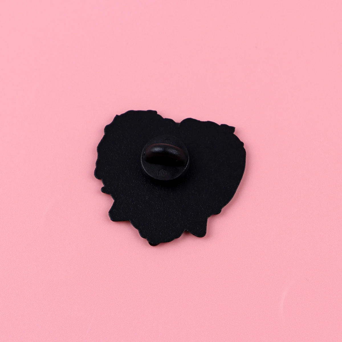 Herz-Emaille-Pins, Horrorfilm-Broschen, Abzeichen für Rucksäcke, Jacken, Hüte, Paar-Schmuckgeschenke, Cosplay-Accessoires – Detail 2