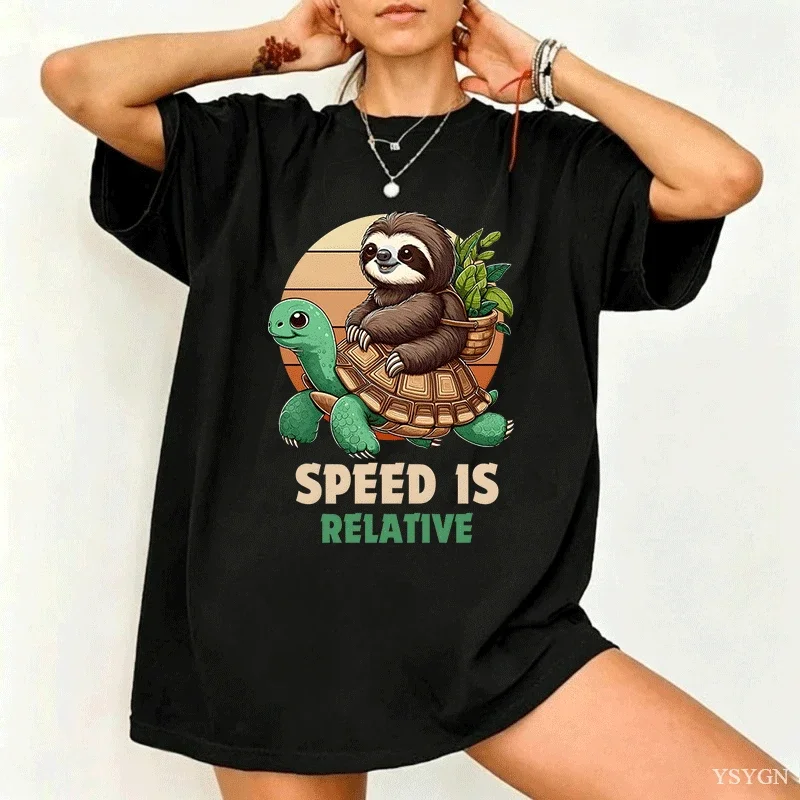 T-shirt à manches courtes pour femmes, motif graphique rétro représentant un paresseux chevauchant une tortue, impression « la vitesse est relative », col rond, décontracté, amusant, motif animal, idéal pour tous les jours.