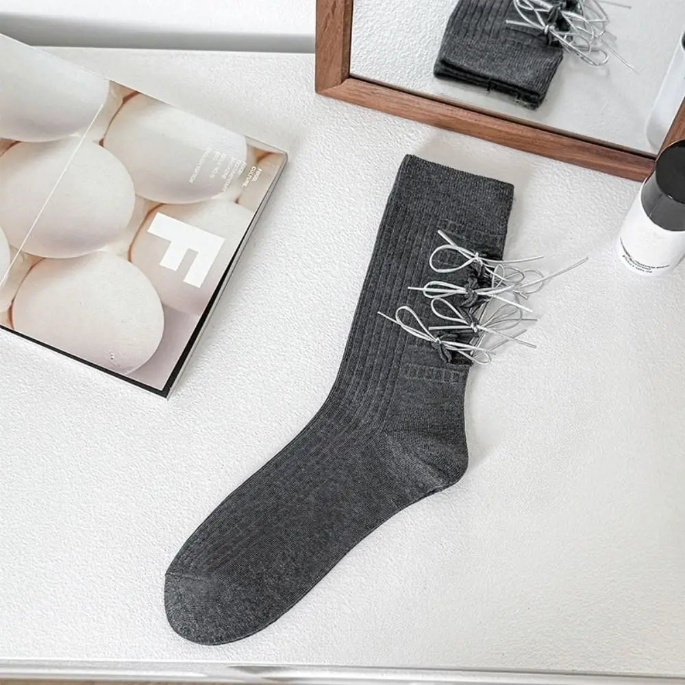 جوارب قطنية حلوة للنساء بلون سادة مجوفة جوارب منتصف الساق نمط الباليه منتصف أنبوب ممزق جلد الجوارب طالب