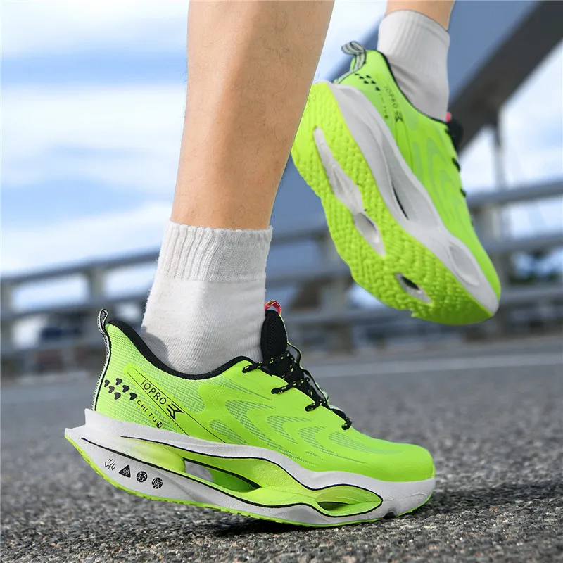 Herren-Laufschuhe mit durchbrochener Sohle, atmungsaktive Sportschuhe aus Mesh für den Sommer, hochelastische, stoßdämpfende Herrenschuhe mit dicker Sohle, die die Körpergröße erhöhen, leichte, rutschfeste und abriebfeste Herren-Laufschuhe für Outdoor-Aktivitäten, Fitness und den täglichen Gebrauch. – Detail 15