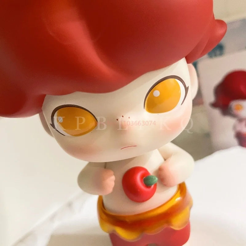 Özelleştirilmiş: Dimoo Noel Elması 12cm Bebek Heykelciği, Göğüste Manyetik Elmalı, Kutu Yok