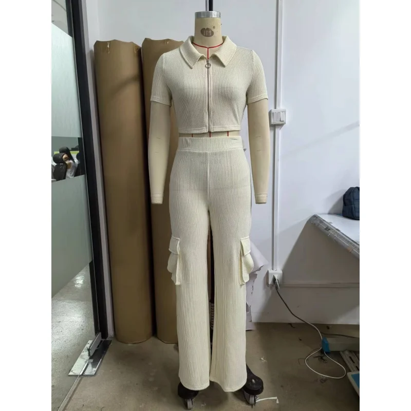 Geripptes, gestreiftes zweiteiliges Outfit für Damen, Revers, Reißverschluss, kurzärmeliges Crop-Top, hochtaillierte Cargo-Hose mit weitem Bein, lässiger Trainingsanzug – Detail 4
