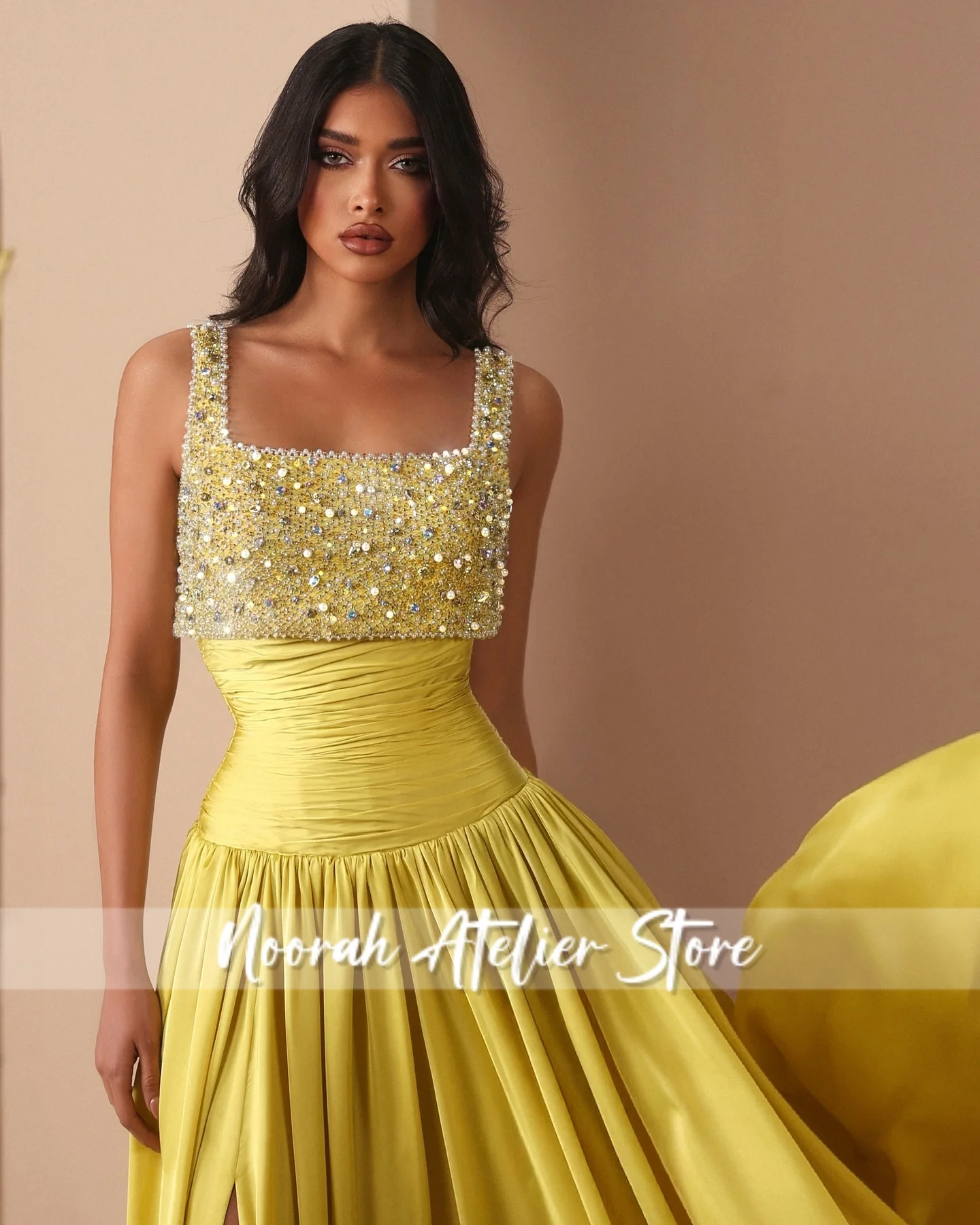 فساتين سهرة نسائية فاخرة مطرزة بالترتر الأصفر 2025 فساتين طويلة للحفلات بفتحة عالية في دبي حسب الطلب