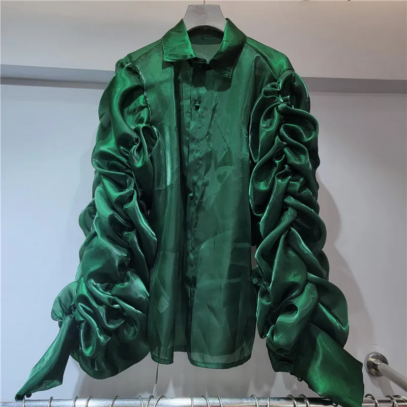 بلوزة شفافة من شين اللؤلؤ بأكمام منتفخة ذات طبقات. يقدم مظهرًا أنيقًا ومثاليًا للعمل أو المناسبات الخاصة. #1