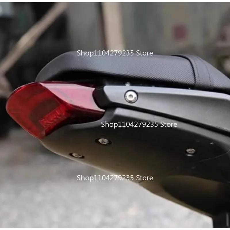 

Suitable for 300AC Retro Taillights LX300-6C/6U Motorcycle Brake Lights