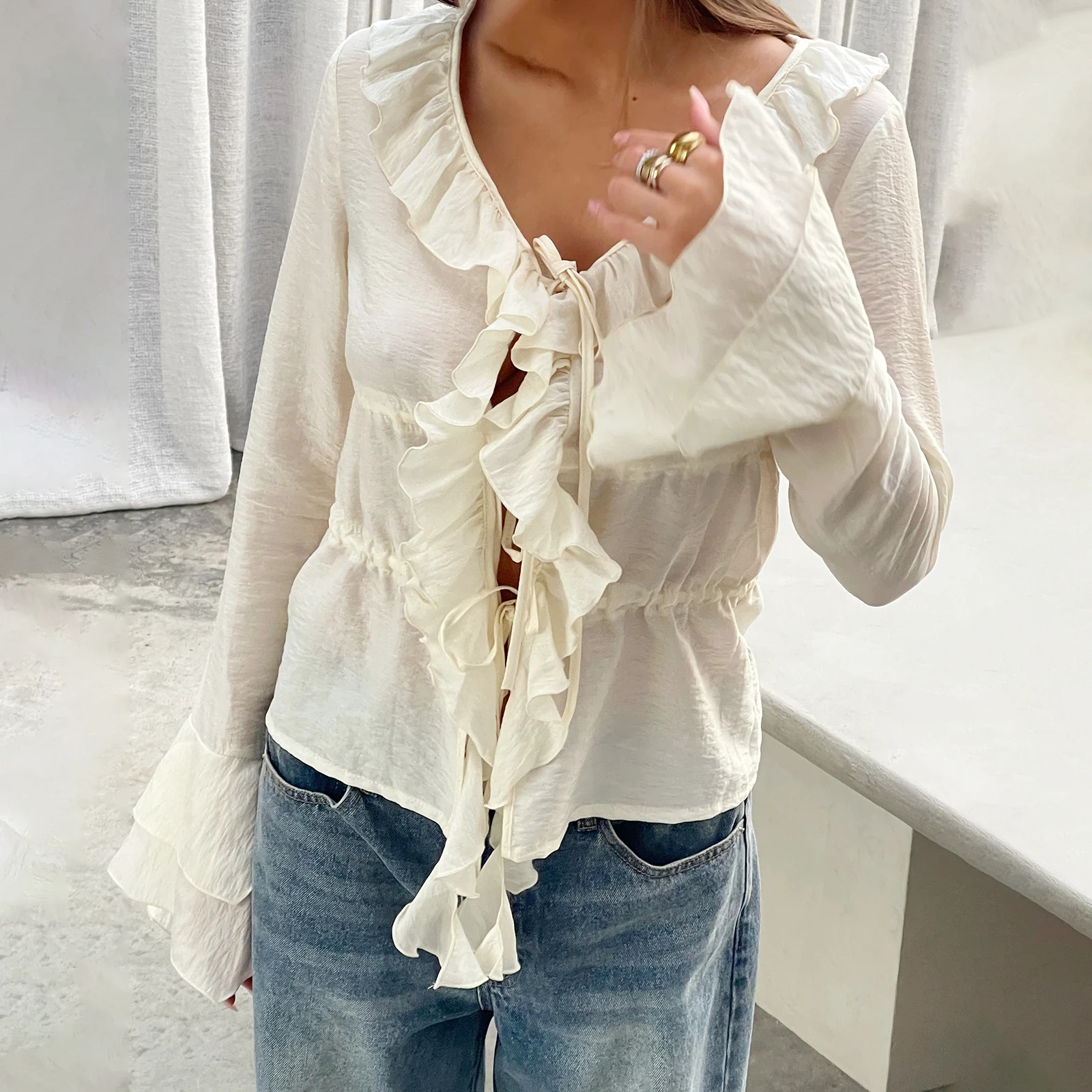 Elegante Damen-Bluse mit einfarbiger, fließender Vorderseite und Fliege, langärmlig, Rüschenbesatz, Hemd mit V-Ausschnitt und Schößchenbluse