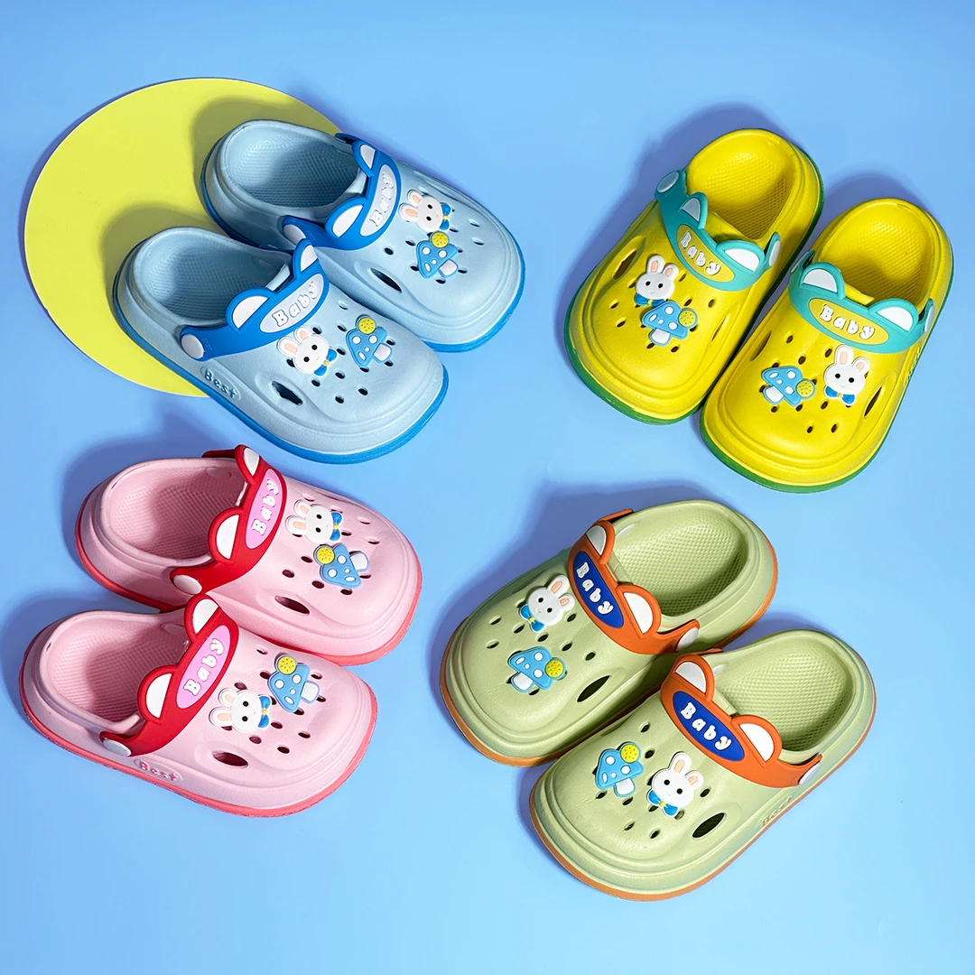 

Летние детские сабо с забавными подвесками, легкая садовая обувь для мальчиков и девочек, пляжные тапочки, подходящие для дома и улицы