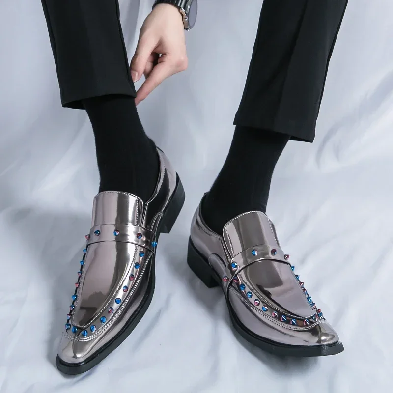 Loafers Heren PU Veelkleurige Klinknagel Decoratieve Puntige Banketschoenen Lage Hak Business Casual Schoenen Klassieke Haarstylist Schoenen