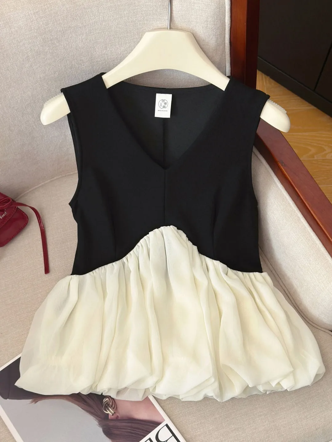 

Hebe Style Color Block Sleeveless V-Neck Vest Women's Summer New Mesh Skirt Design Sensation Important Occasion Elegance Top