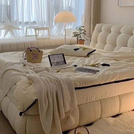 الرياح الكريمية، التكنولوجيا، سرير قماش الصوف، شقة صغيرة، غرفة المعيشة، بسيط