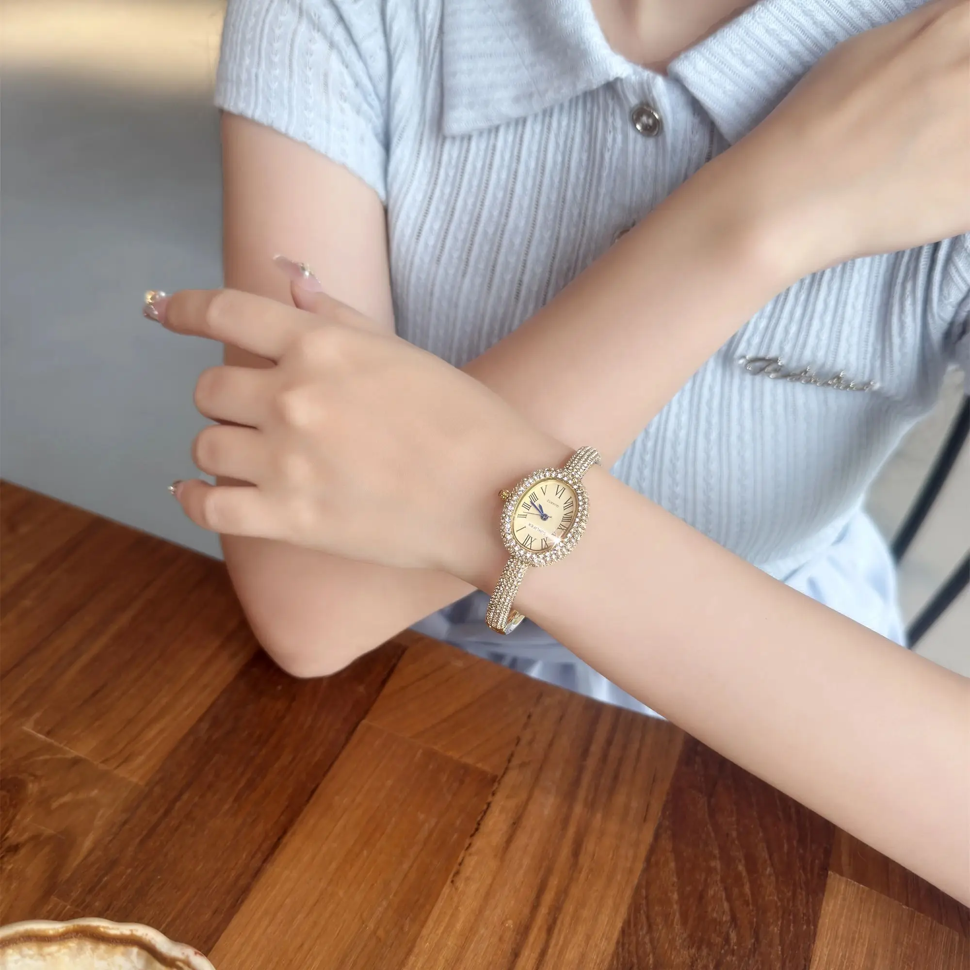 جديد فاخر أنيق السيدات سوار ساعة معصم الأرقام الرومانية مطعمة الراين البيضاوي مقاوم للماء ساعة كوارتز نسائية Reloj