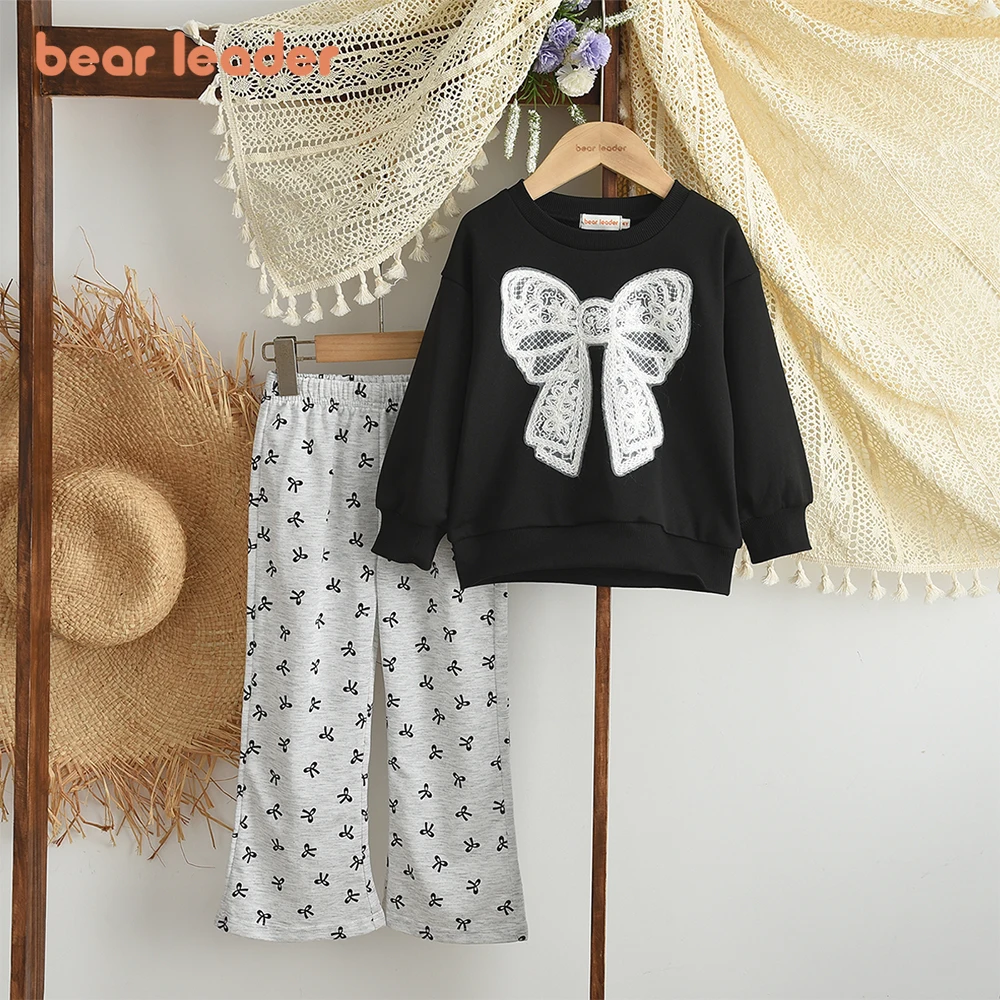 

Осенняя корейская повседневная детская одежда Bear Leader, черный топ с длинными рукавами и бантом для девочек + серые брюки с бантом и принтом, комплект из двух предметов