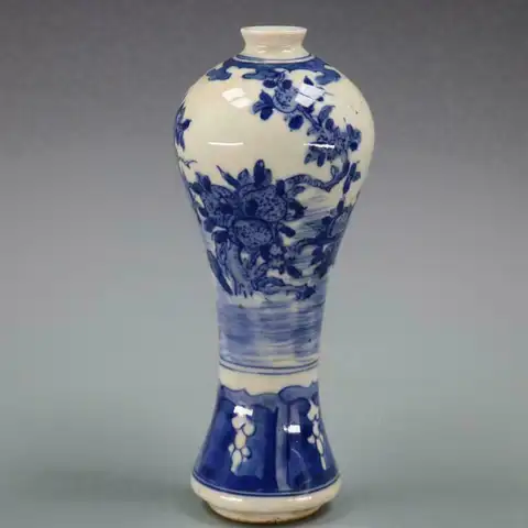 Chinese old porcelain vase Blue and white porcelain pattern mei Bottle vase