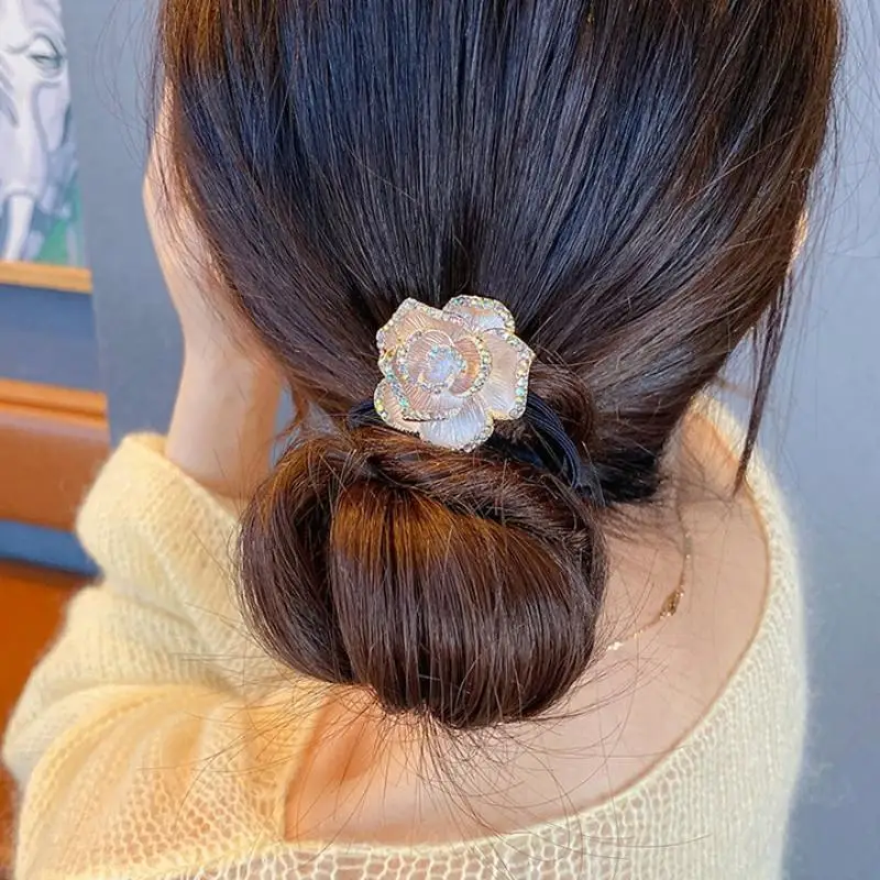 Anel de camélia de diamante fofo incluído faixa de cabeça elástica sem puxar com detalhe de flor