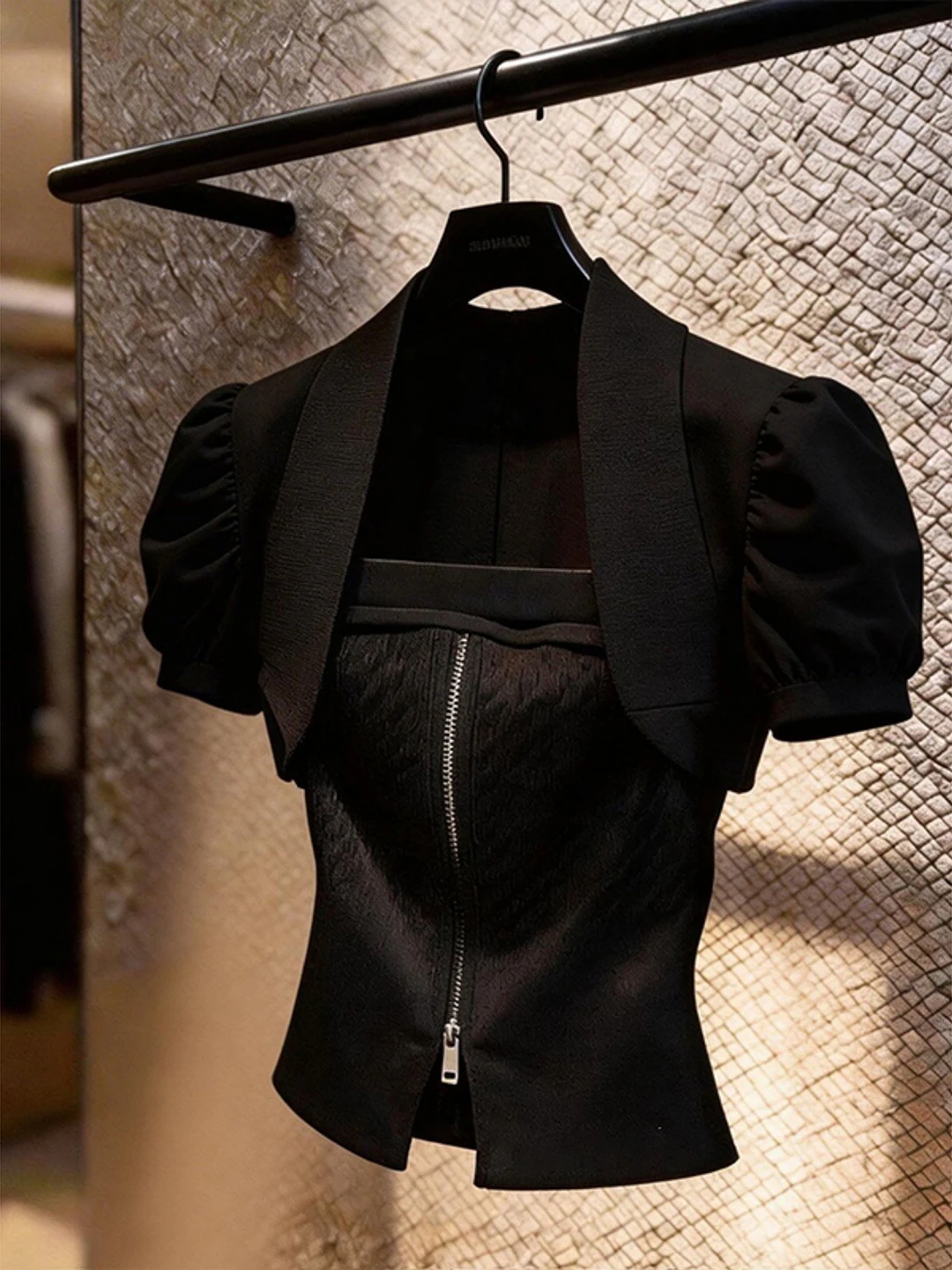 

Elegant Black Square Collar Short Sleeve Women's Shirt Slimming Fashionable New Style Korean Version Commute Style 2026 Summer