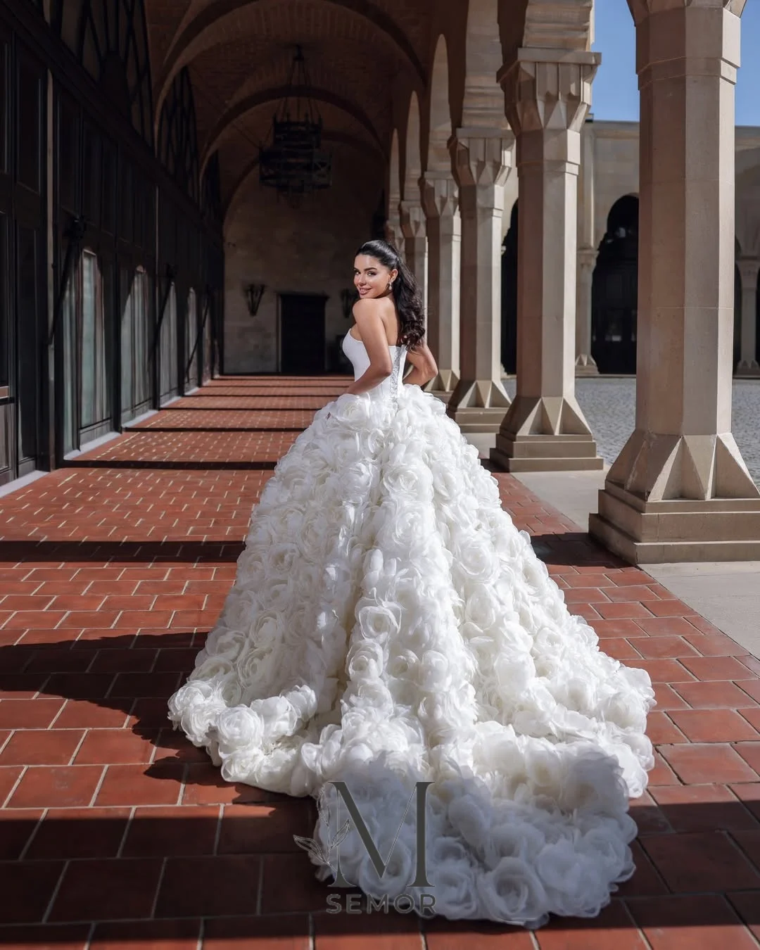Semor Romantic Wedding Dress Handmade Organza Flowers Ruffled Ball Gown Strapless Sleeveless Customized Wedding Party Dress ﻿
