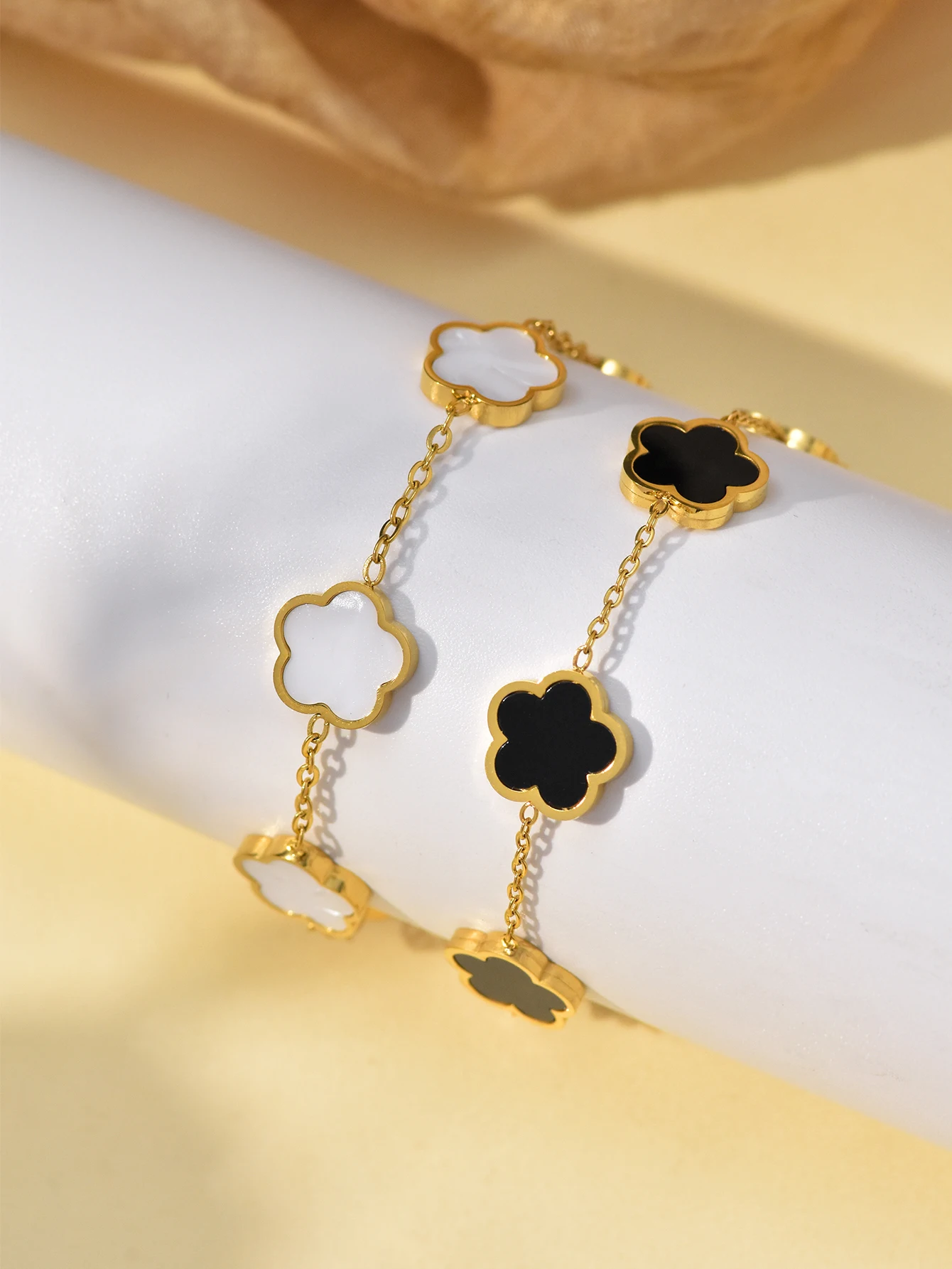 Pulsera de cinco flores de moda de acero inoxidable en blanco y negro, rojo y verde, cuatro colores pueden ser cualquier color con el uso apilado