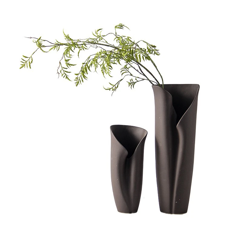

Modern simple model room, black and white ceramic vase, special-shaped curling flower ware, living room ornament, sales office