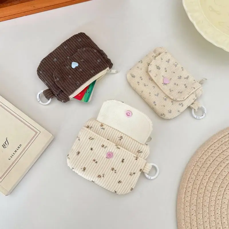 Niedliche Cord-Münztasche mit Blumenmuster und Herz-Druckknopf, perfekt zum Aufbewahren von Münzen, Lippenstiften, Ohrhörern für den täglichen Gebrauch. – Detail 8